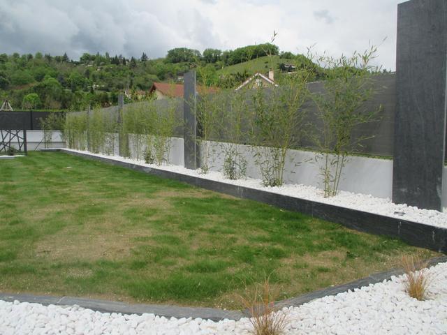 Aménagement contemporain autour d'une piscine, photo 1