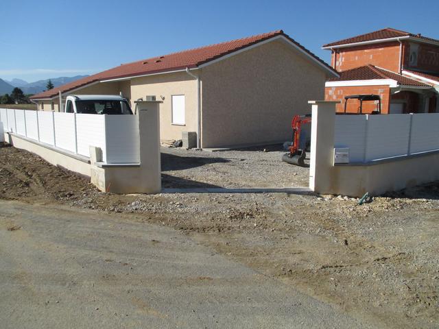 Murette avec couvertine débordante et clôture aluminium blanche, photo 1
